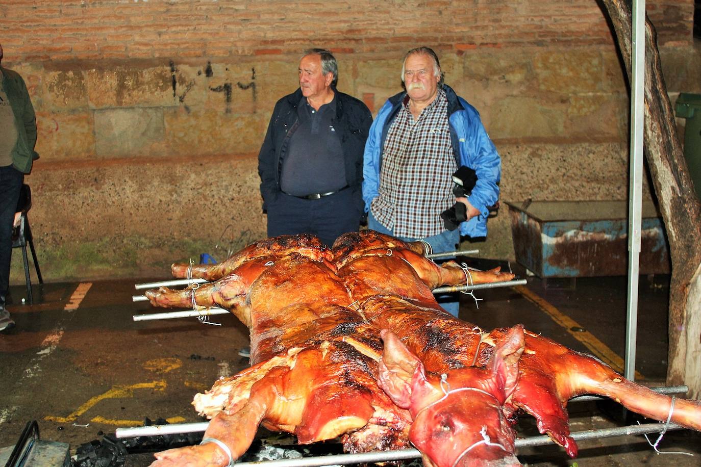 Fotos: Las fiestas de Gracias acogen una degustación a favor de los vecinos del edificio desalojado hace más de nueve meses por la explosión de gas
