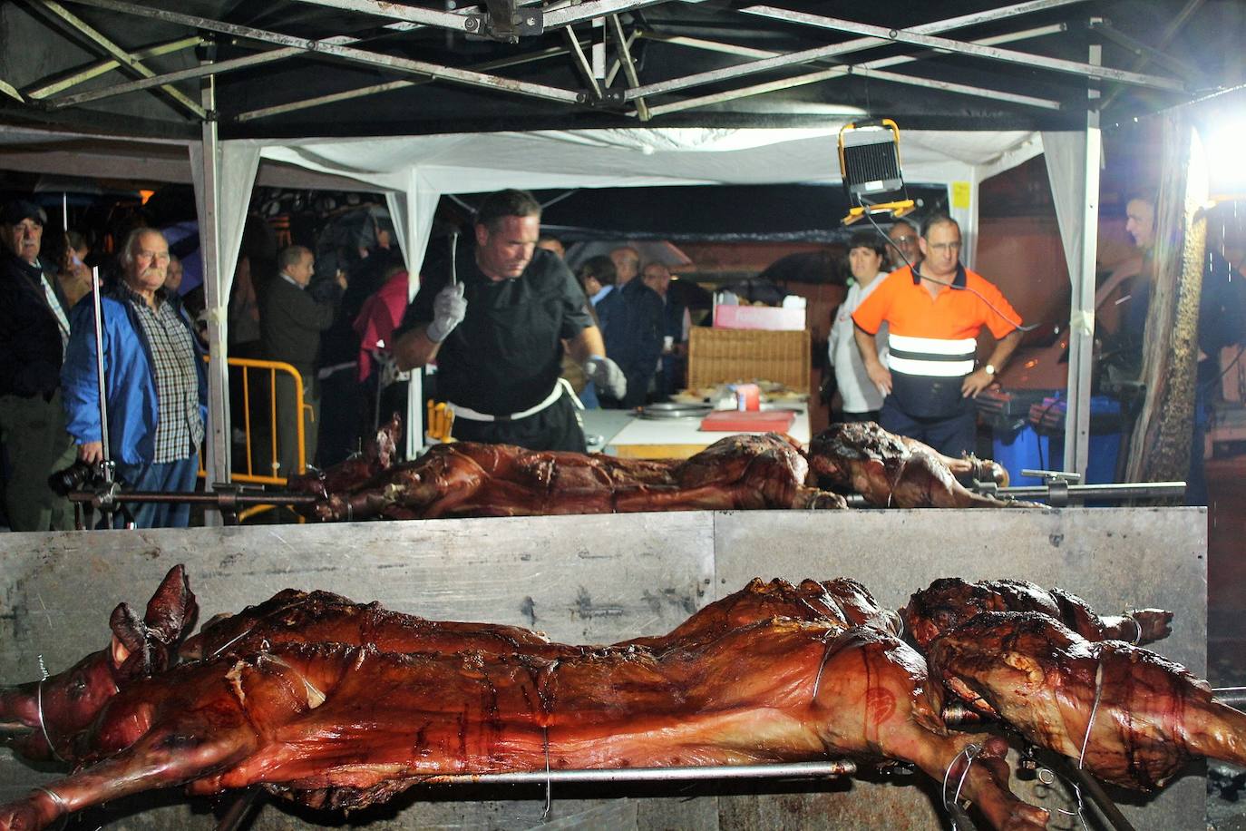 Fotos: Las fiestas de Gracias acogen una degustación a favor de los vecinos del edificio desalojado hace más de nueve meses por la explosión de gas