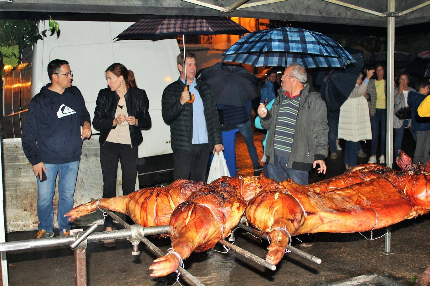 Fotos: Las fiestas de Gracias acogen una degustación a favor de los vecinos del edificio desalojado hace más de nueve meses por la explosión de gas