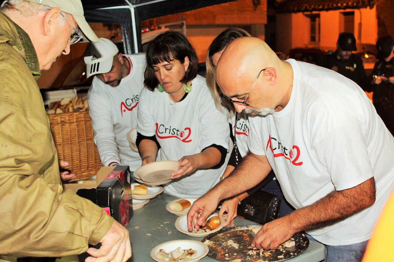 Fotos: Las fiestas de Gracias acogen una degustación a favor de los vecinos del edificio desalojado hace más de nueve meses por la explosión de gas