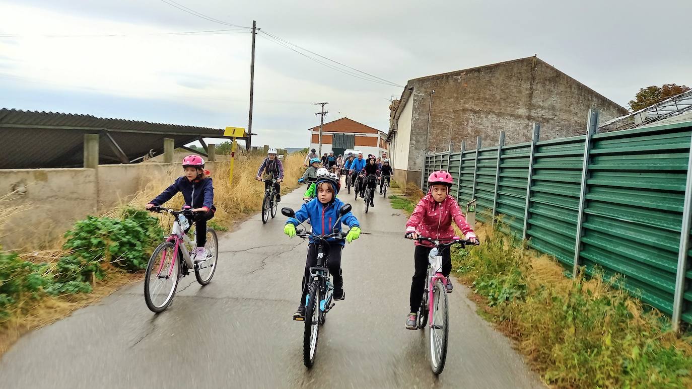 Fotos: Sheyla Gutiérrez pedalea con sus vecinos por Varea