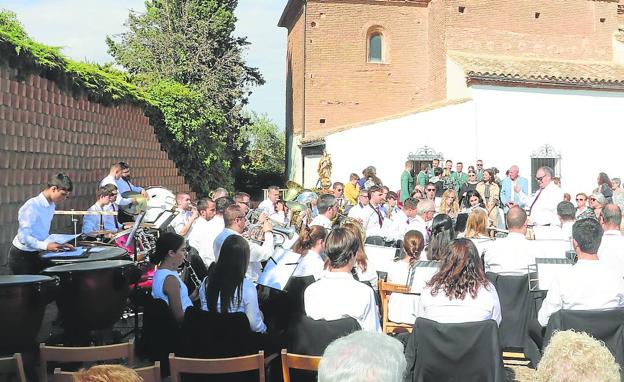 La Agrupación Musical Alfareña ha celebrado los 40 años de su primer concierto con una actuación a los pies de la ermita.