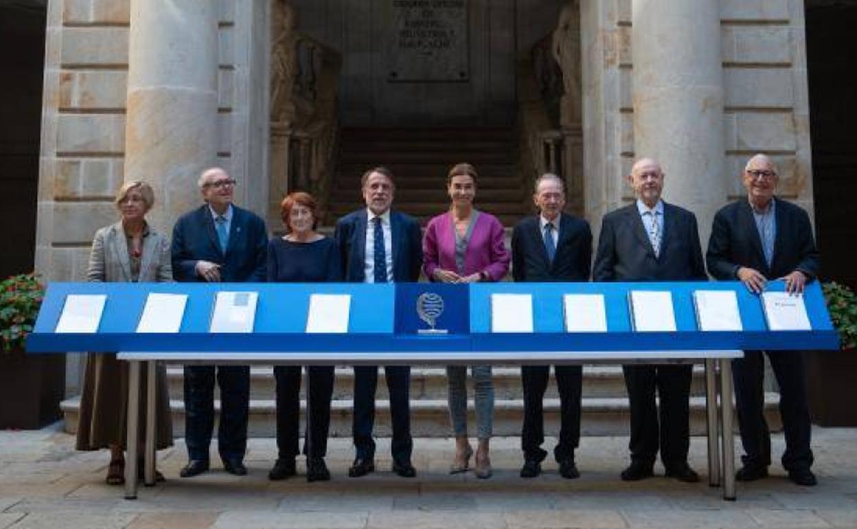 El jurado del Planeta y el presidente del Grupo, José Creuheras -cuarto por la izquierda- con las novelas finalistas. 