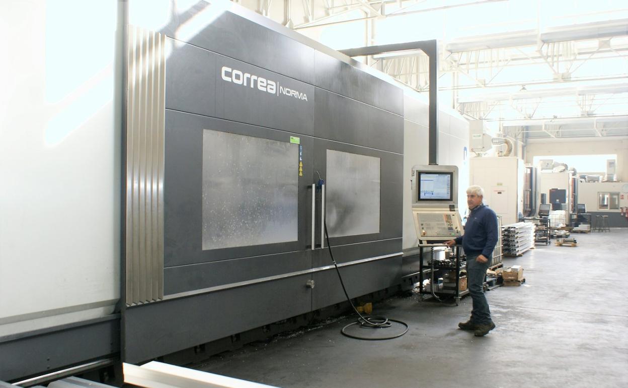 El dueño de Talleres Azofra, Paco Montoya, junto a una de sus máquinas de alta tecnología para trabajar el aluminio. 