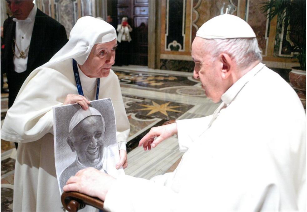 Sor Julia Castillo, en el momento de hacerle entrega al Papa Francisco del retrato realizado por el arnedano José María Mateo