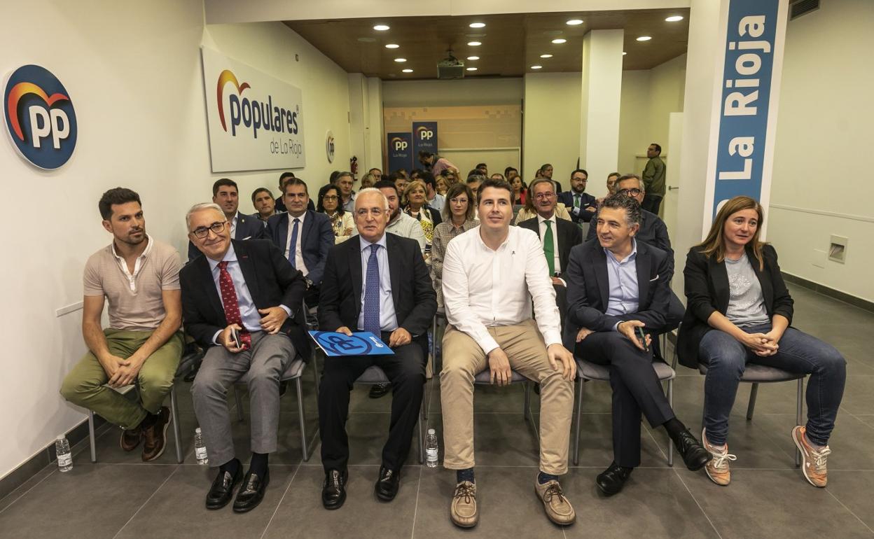 La directiva del PP (en el centro, de blanco, Bengoa) en su reunión del jueves. 