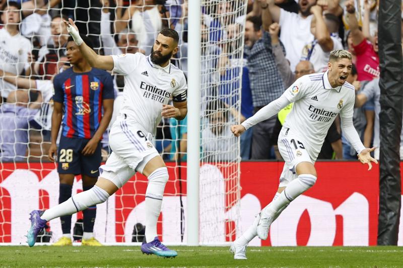 Benzema celebra el tanto que abría el marcador en el clásico.