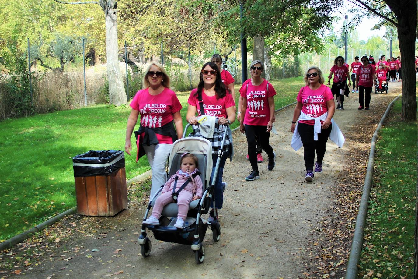 Fotos: La Carrera de la Mujer logra 800 inscripciones a favor de la Asociación Española Contra el Cáncer en La Rioja