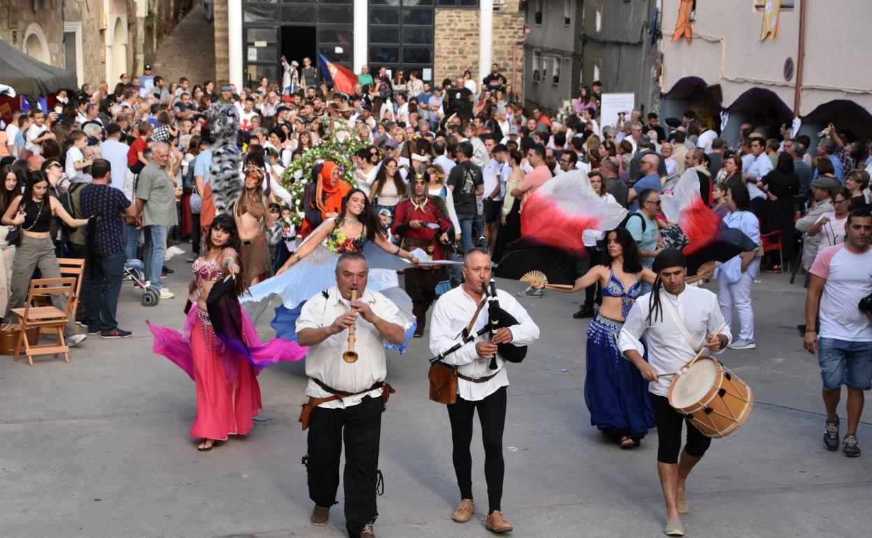 Desfile inaugural de las XV Jornadas Medievales de Cornago, ayer por la tarde. 