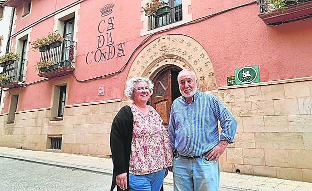 María y Fernando posan frente a La Casa de la Condesa. 