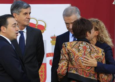 Imagen secundaria 1 - Arriba, la reina Letizia con el vestido de Ana Locking. Abajo, imagen de la espalda de la torera de Isabel Rodríguez en el 12 de octubre. A la derecha, la diseñadora saludando tras uno de sus desfiles. 