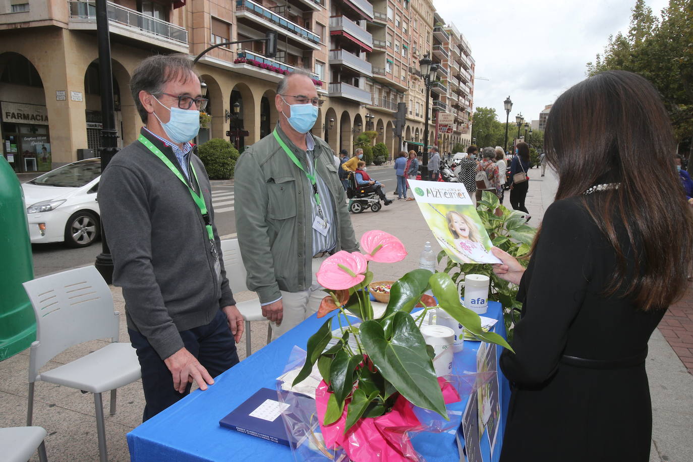 Mesa informativa sobre el alzheimer en septiembre de 2021 en El Espolón. 