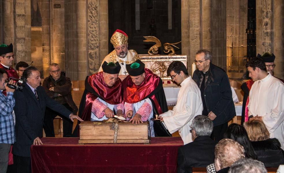 Acto de despedida de las reliquias del Santo celebrado en la catedral durante el milenario, presidido por el entonces obispo, Carlos Escribano. 