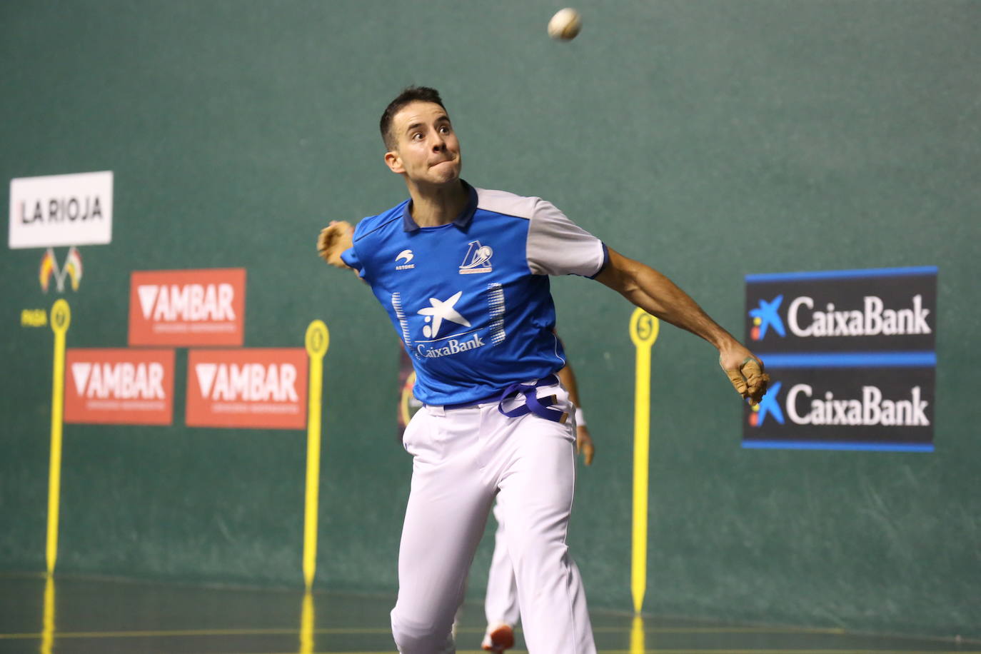 Darío golpea la pelota en un encuentro en el Adarraga.