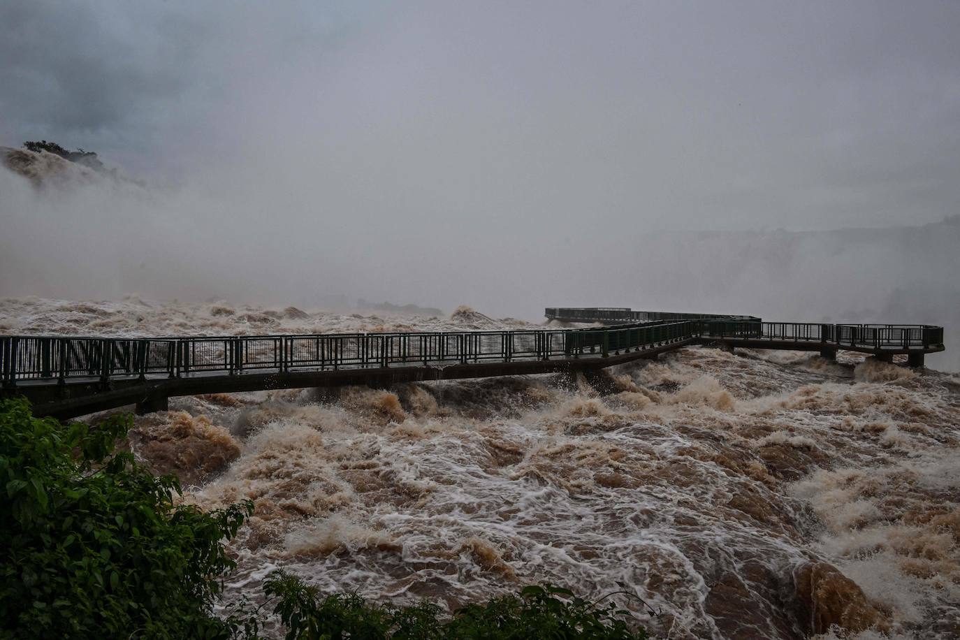 Fotos: Las cataratas de Iguazú se desbordan por las fuertes lluvias