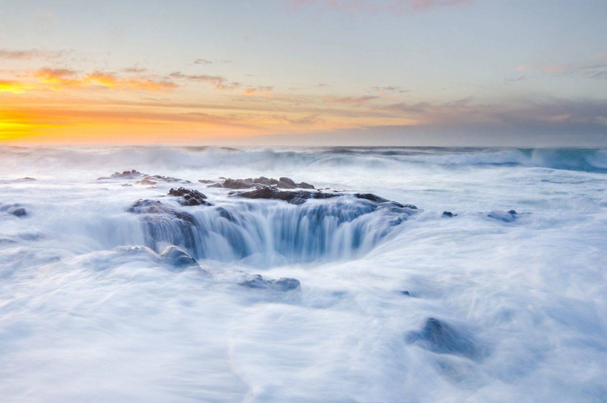 Pozo de Thor, también conocido como el desagüe del Pacífico, es un agujero natural en la roca a lo largo de la costa de Oregón