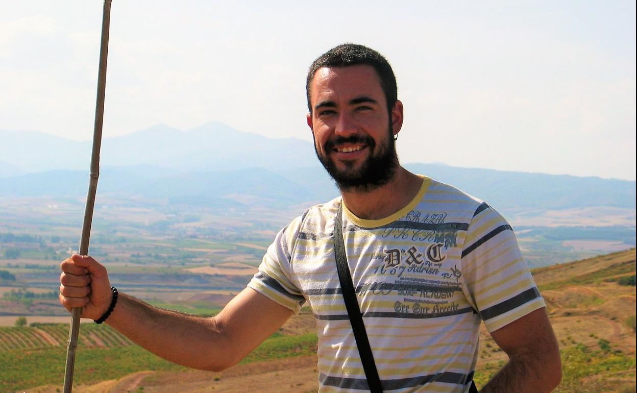 Diego López, en la zona donde construirá el laberinto, con la Sierra de la Demanda al fondo. 