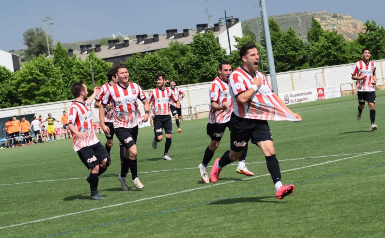 Jugadores del Autol celebrando un gol. 