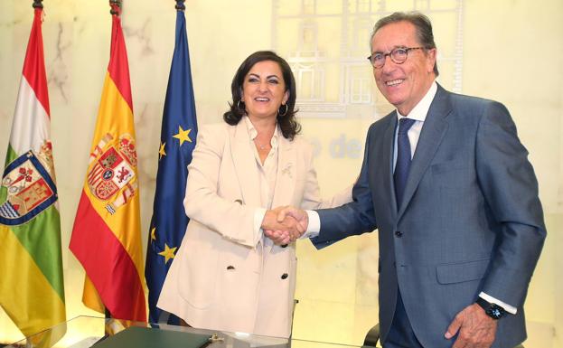 Concha Andreu y Antonio Vila Bertrán se dan la mano tras la firma del acuerdo ayer en el Palacete del Gobierno de La Rioja.