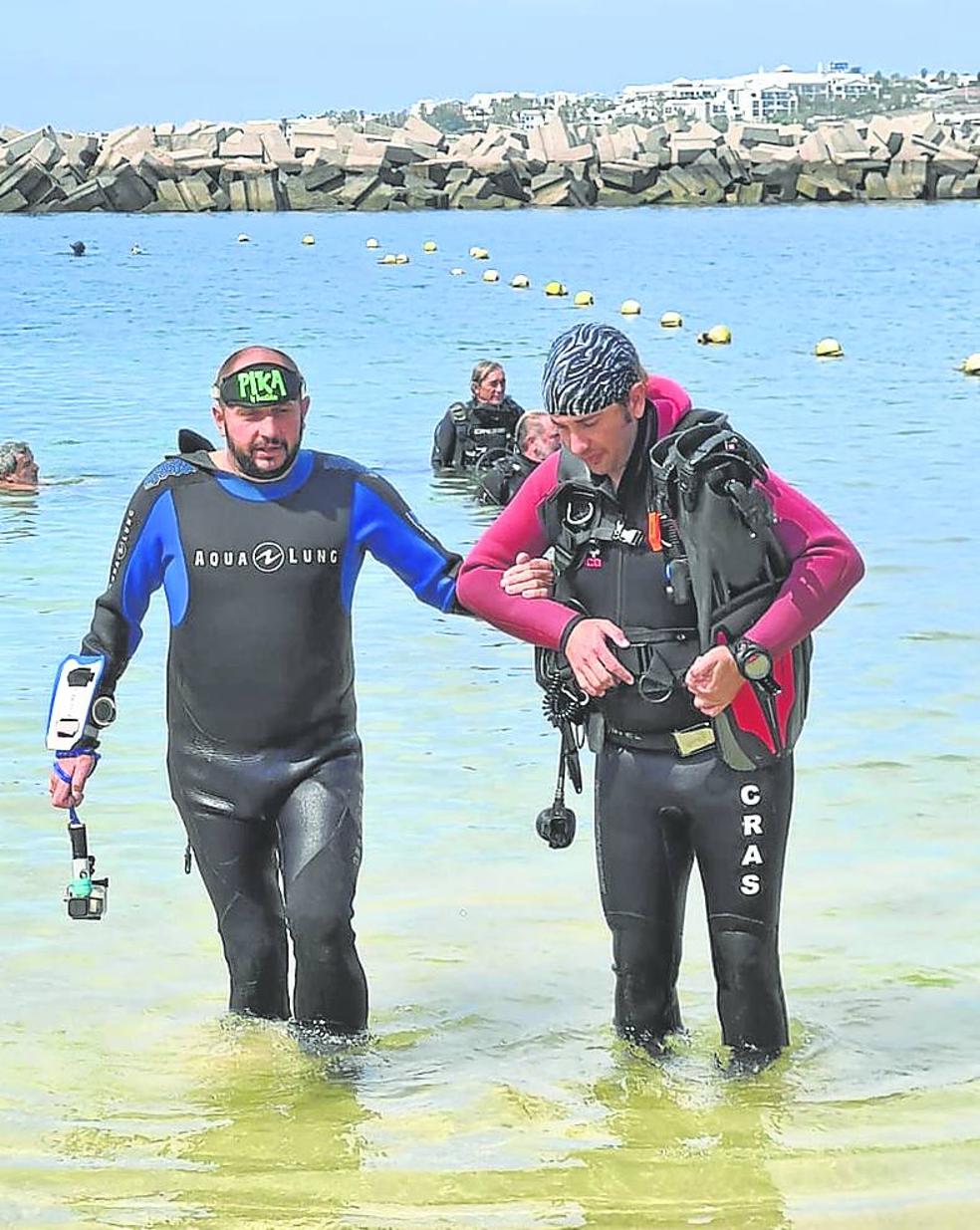 Luis María Díez (i) y Leví Esteban saliendo de una inmersión. 