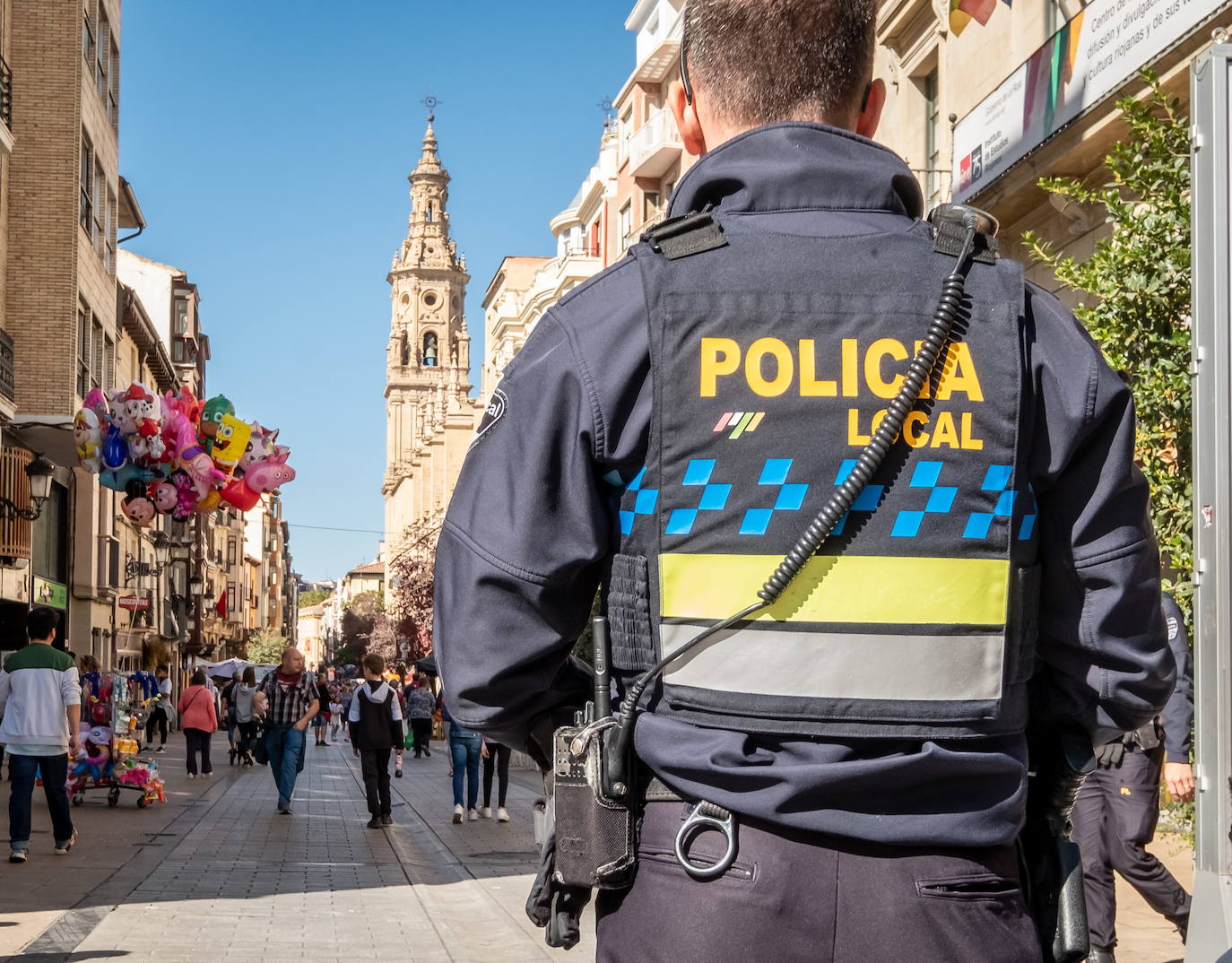 Un agente de la Policía Local patrulla en la calle Portales. 