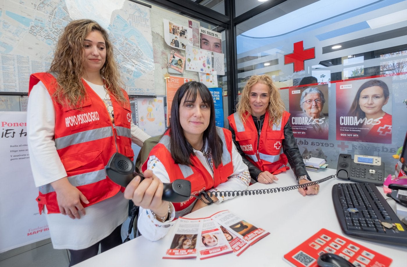 Carolina Carreras, Laura Balmaseda y Begoña Aquesolo, parte del equipo psicológico de 'Cruz Roja Te Escucha' en La Rioja, en la sede logroñesa de la entidad. 