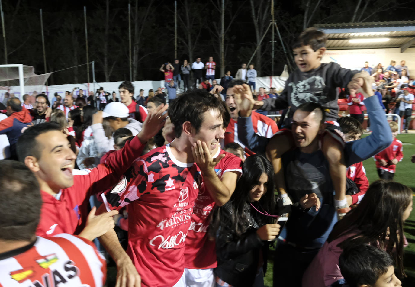 Fotos: El equipo y los aficionados del Autol celebran la victoria frente al Dinamo San Juan