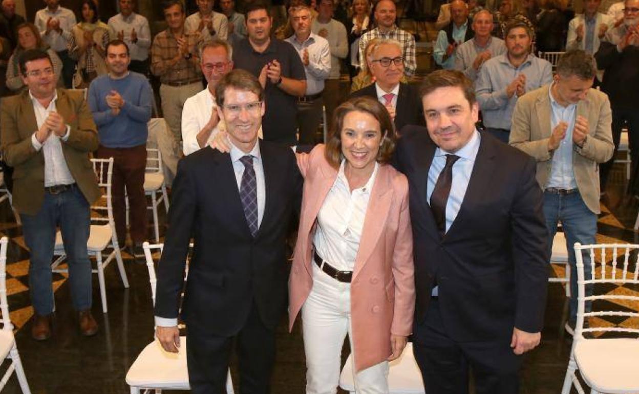 Capellán, invitado ayer a la junta directiva de su partido, con Gamarra y Galiana entre los aplausos de sus compañeros. 