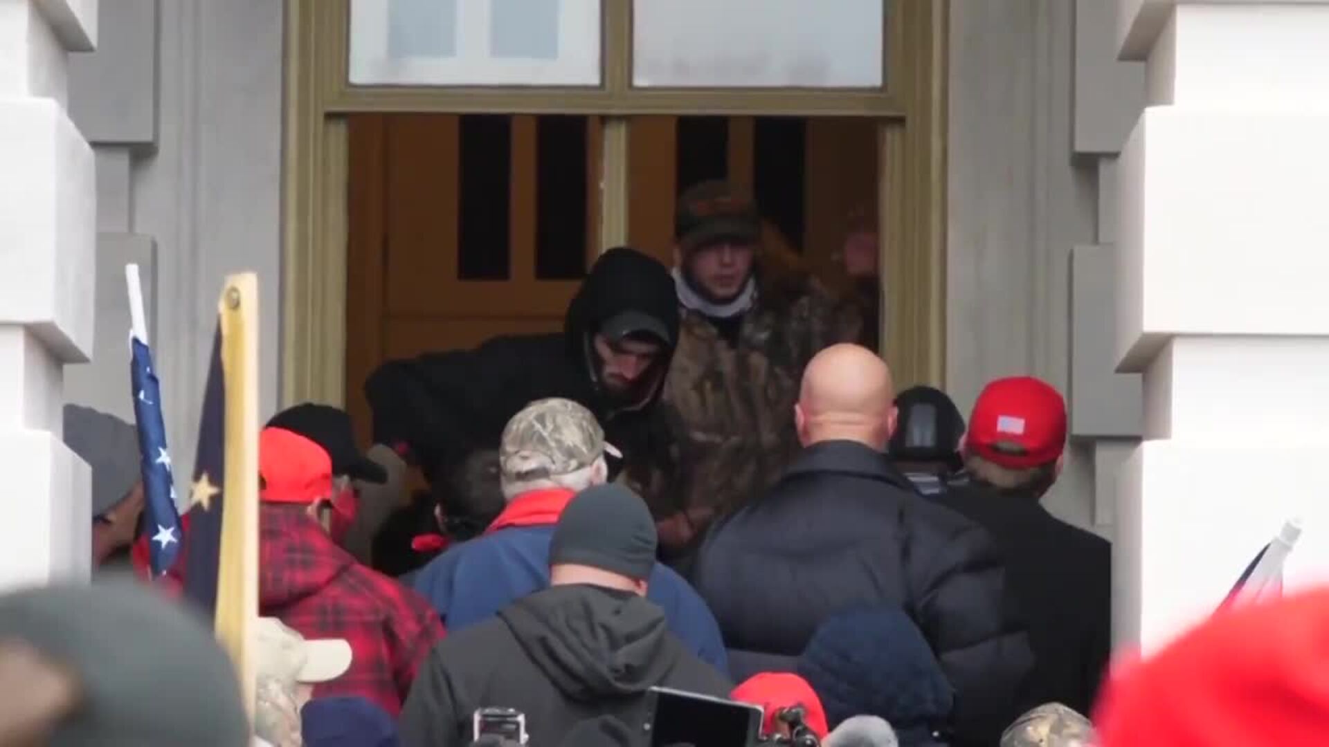 Steve Bannon, sentenciado a cuatro meses de cárcel por desacato