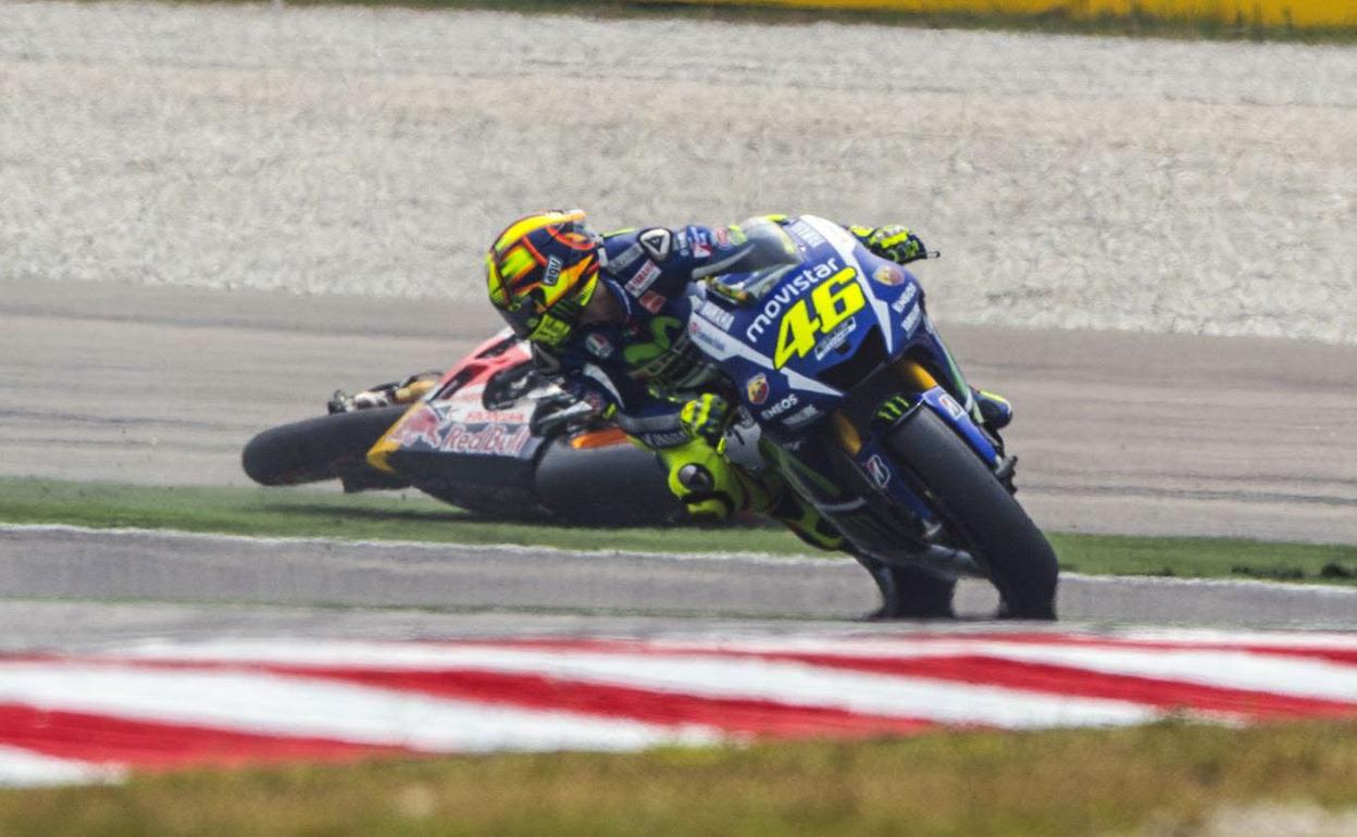 La Yamaha de Rossi, tras el choque con la Honda de Márquez en el GP de Malasia 2015.