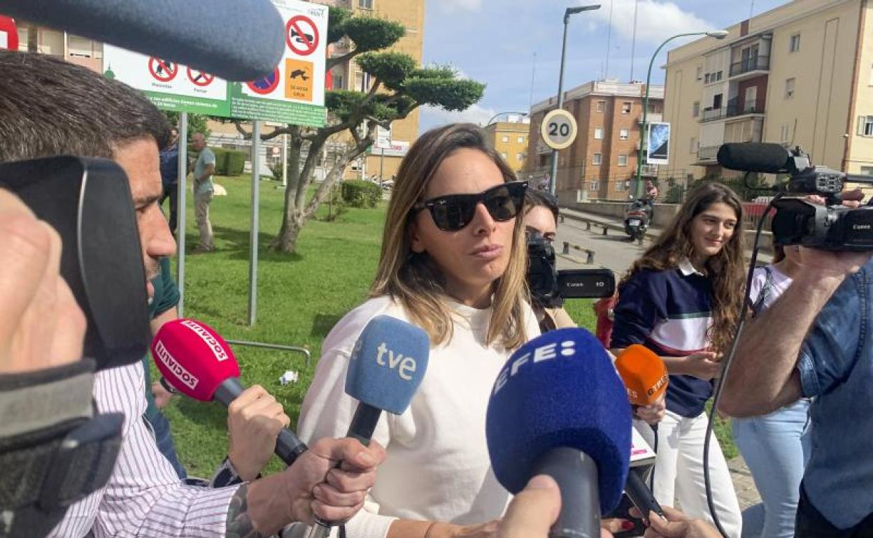 La esposa de Kiko Rivera, Irene Rosales, a la salida del hospital Virgen del Rocío de Sevilla.