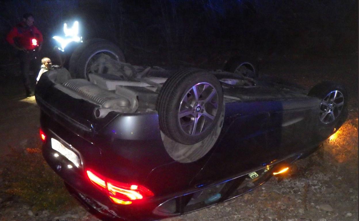 Imagen del vehículo accidentado y volcado en La Rioja. 