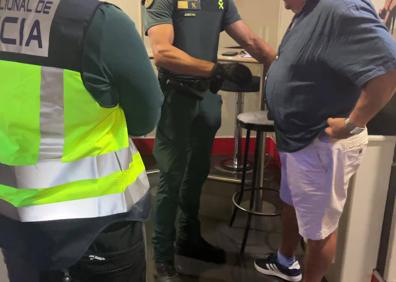 Imagen secundaria 1 - Tres momentos del operativo en uno de los clubes. 
