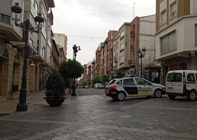 Imagen secundaria 1 - Un vecino lanza ladrillos por la ventana de su casa de Calahorra