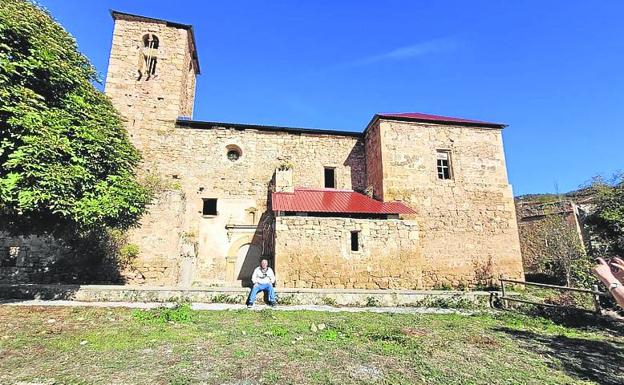 Eleuterio, sentado junto a la iglesia de la Asunción. 