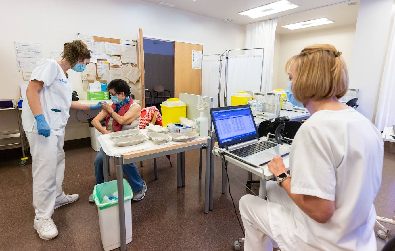 Dos sanitarias inoculan la vacuna contra el COVID a una riojana. 