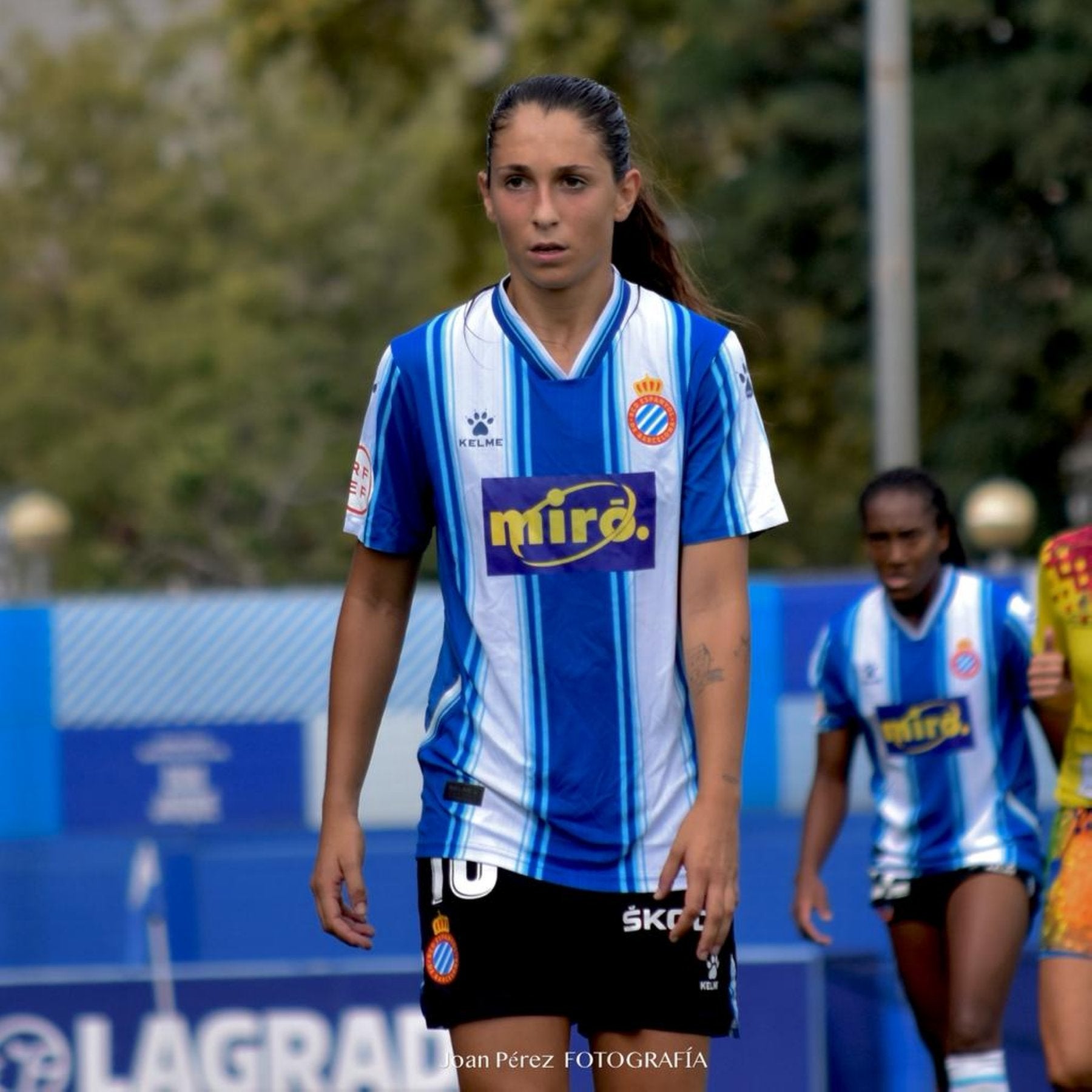 Judith, con la camiseta del Espanyol y la Escuela de Nájera. 