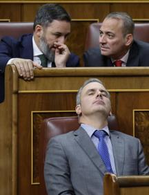 Imagen secundaria 2 - 1. Las vicepresidentas siguen la intervención de la ministra de Hacienda desde sus escaños. 2. Gabriel Rufián (ERC) e Ines Arrimadas (Cs). 3. Bancada de los diputados de Vox. 