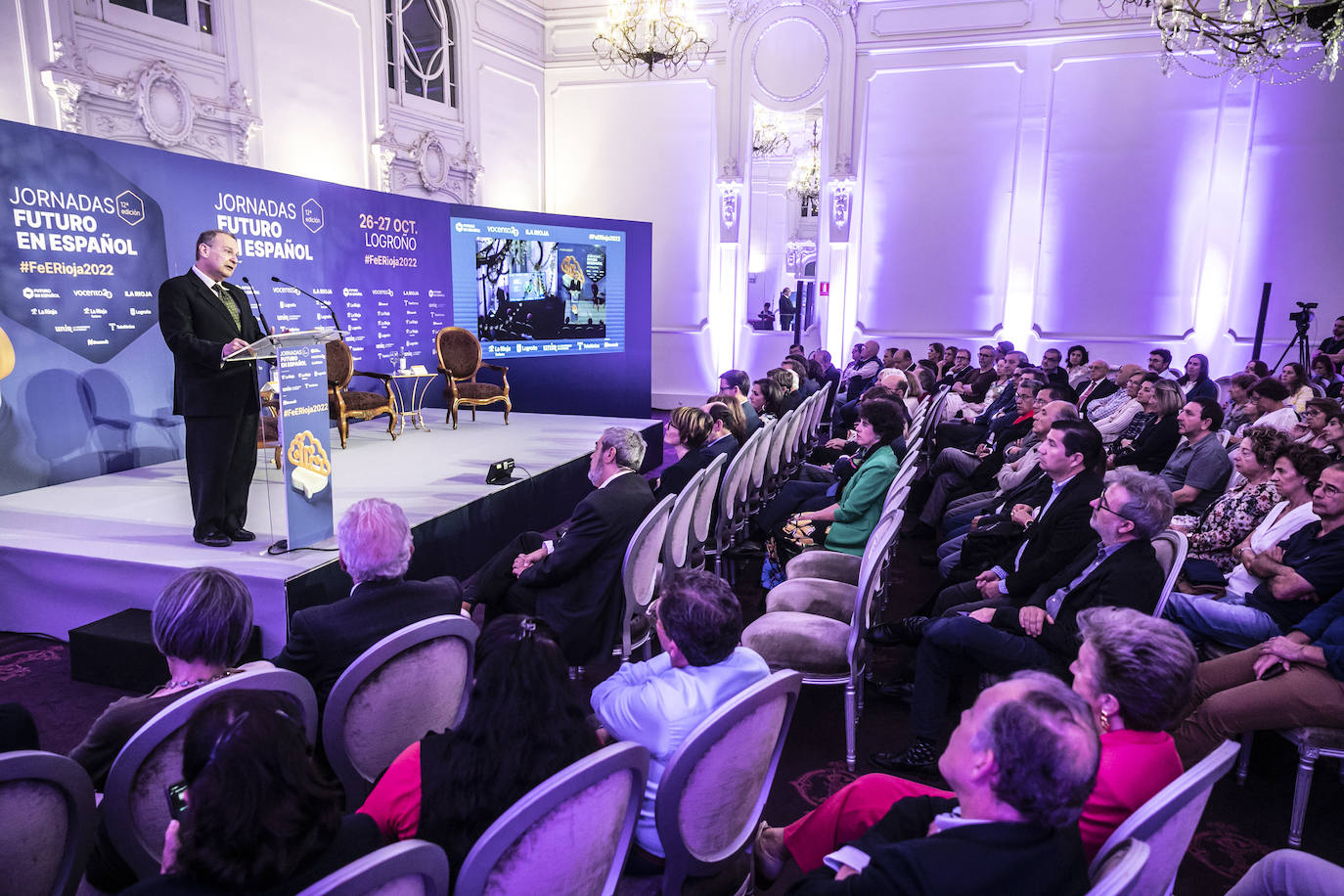 Fotos: Apertura de Futuro en Español en el Círculo Logroñés con Luis García Montero y Elvira Lindo