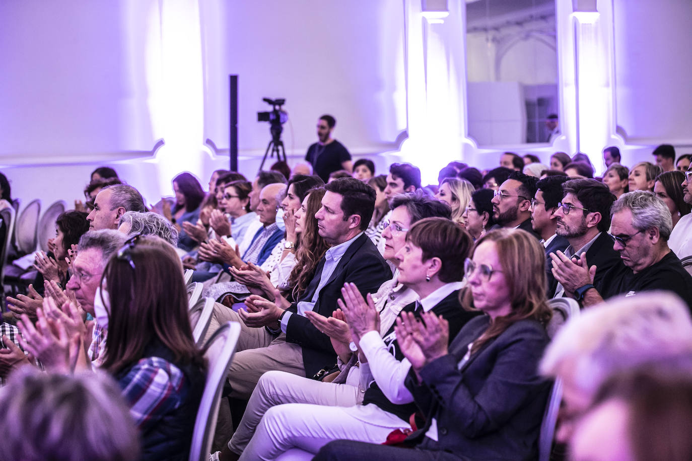 Fotos: Apertura de Futuro en Español en el Círculo Logroñés con Luis García Montero y Elvira Lindo