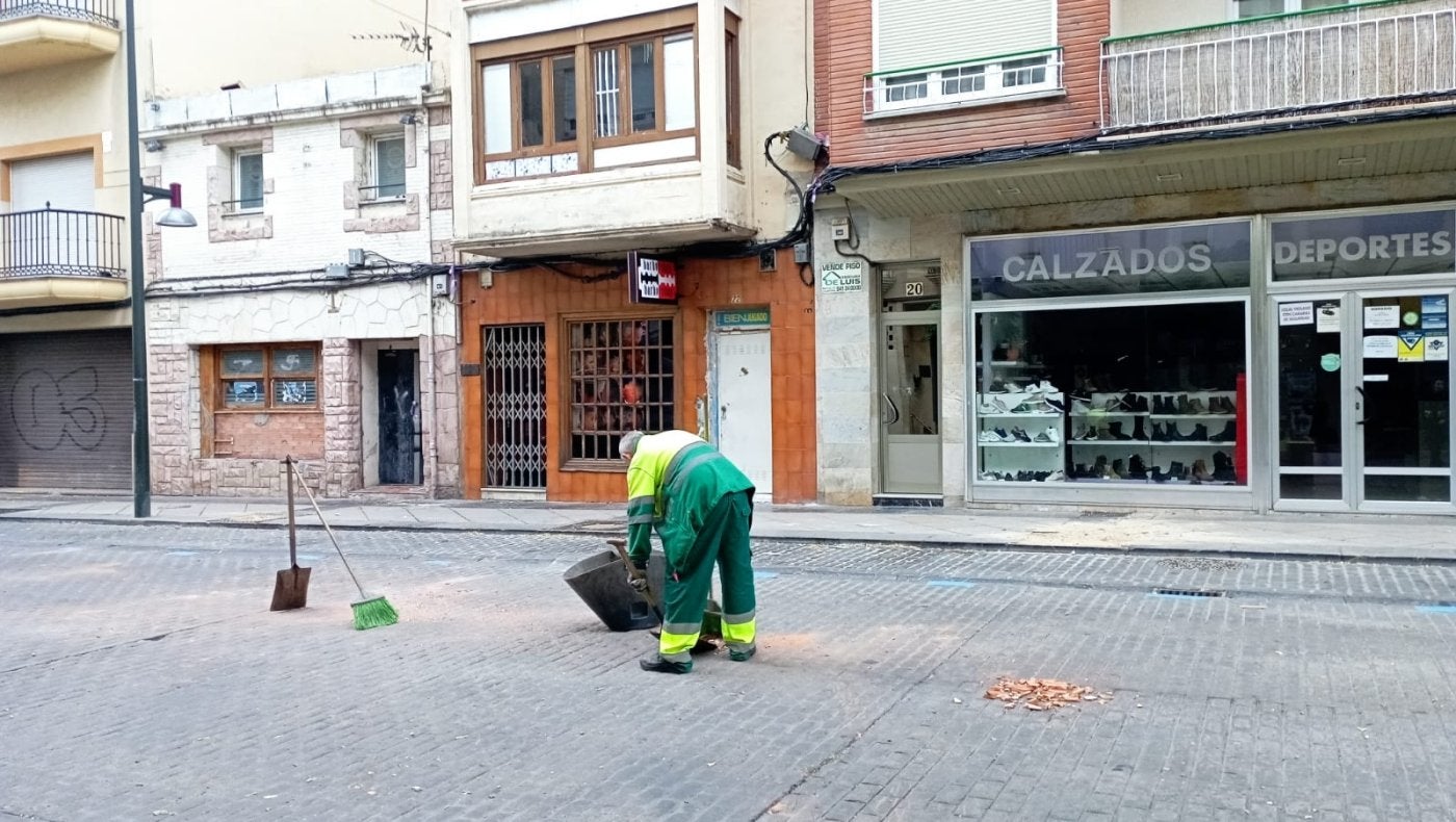 Los vecinos del 'lanzador de ladrillos' piden una intervención urgente