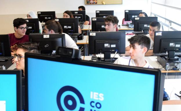 El IES Comercio podrá dar horas extra en el ciclo de informática ante la falta de profesionales 