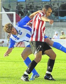 Imagen secundaria 2 - Arriba, Fernando el día de su debut; abajo con su hijo Pablo en brazos y en un partido con el Logroñés, ante el alavés. 