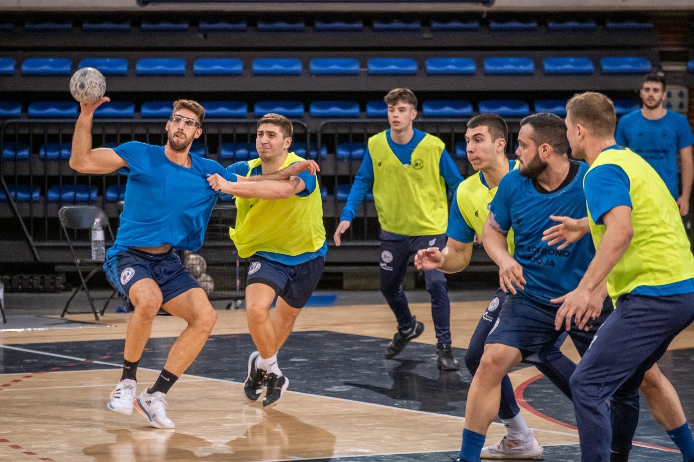 Antonio Serradilla busca el pase mientras Álvaro Preciado le marca durante un entrenamiento del equipo franjivino en el Palacio. 