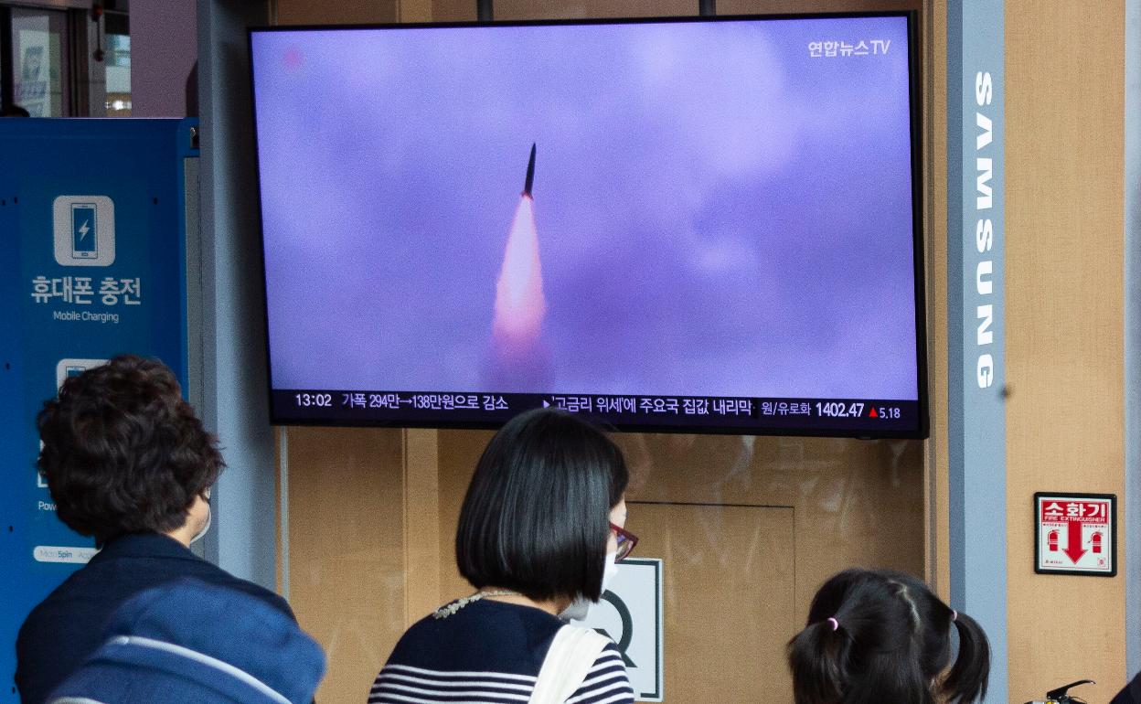 Ciudadanos ven las noticias sobre el lanzamiento de un misil balístico de Corea del Norte, en una estación en Seúl. 