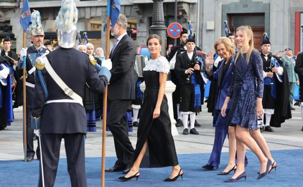 Los reyes Felipe y Letizia, acompañados de la princesa Leonor y la infanta Sofía.