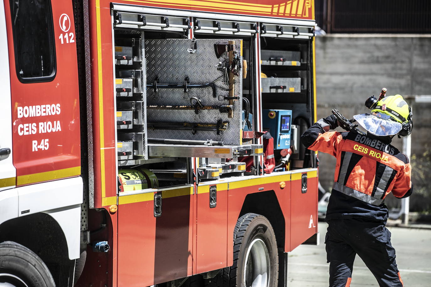 Un bombero prepara su camión.