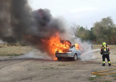 Imagen secundaria 1 - Arde un vehículo en Santo Domingo de la Calzada