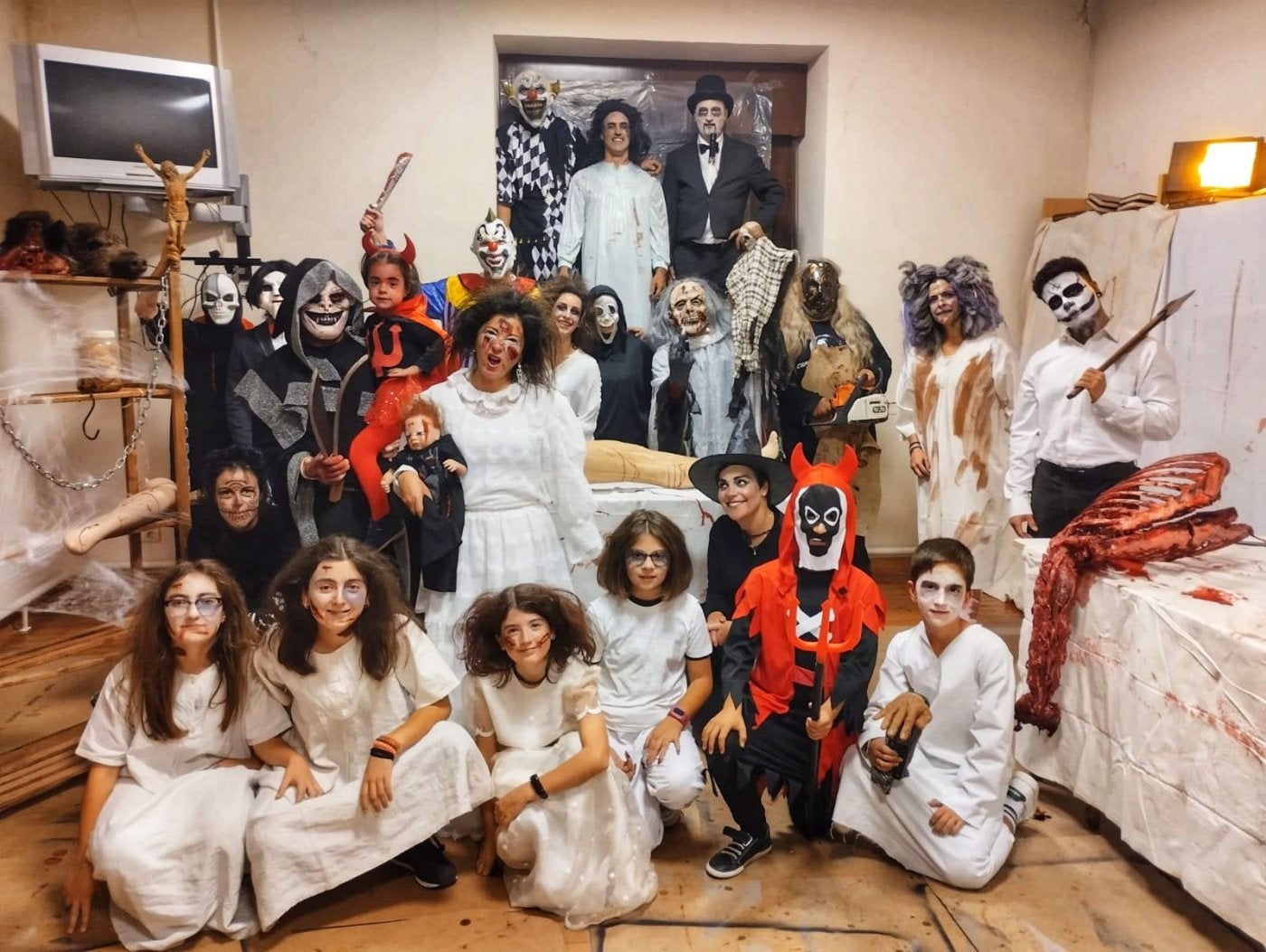 Niños y mayores participaron en la representación terrorífica. 