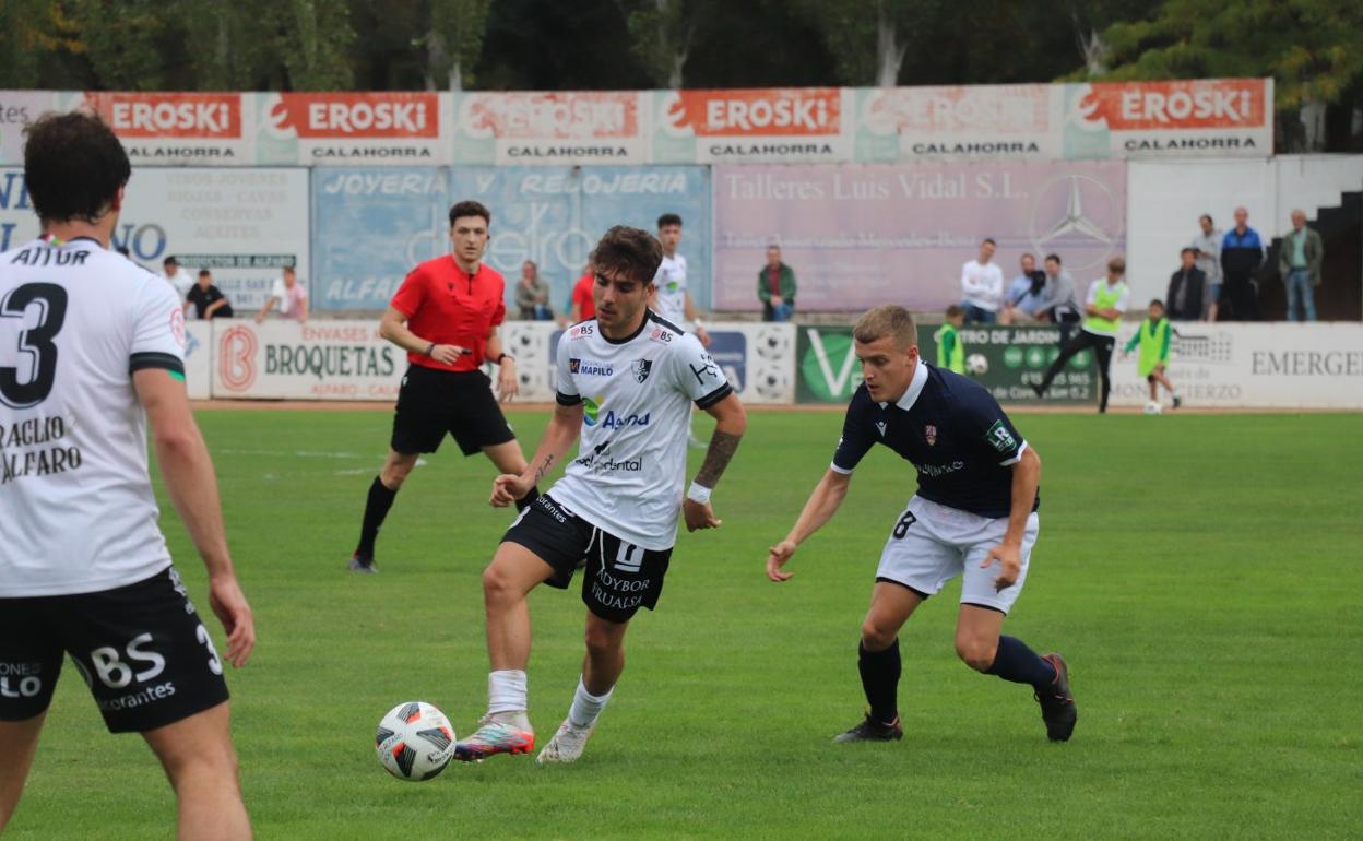 Albín, autor del segundo gol, busca conectar con Aitor. 